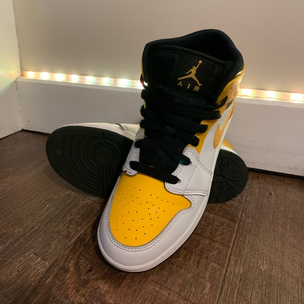 GS Jordan 1 Mid “University Gold”